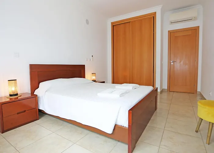 A04 - Large Modern 1 Bed Apartment With Pool
