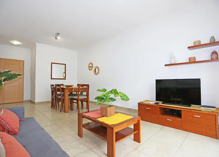 A04 - Large Modern 1 Bed Apartment With Pool