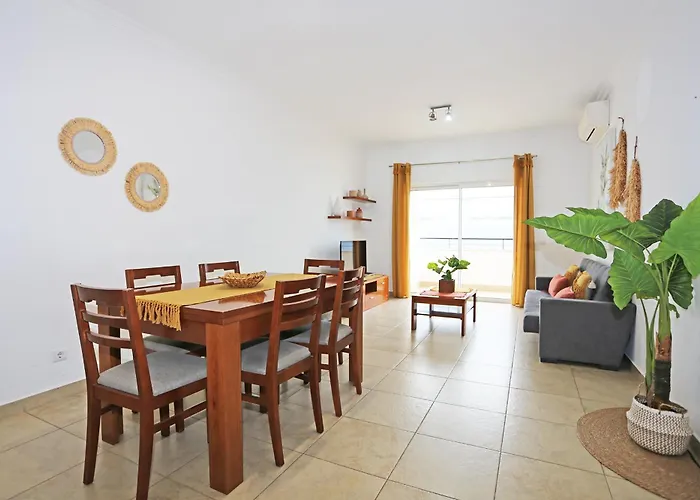 A04 - Large Modern 1 Bed Apartment With Pool