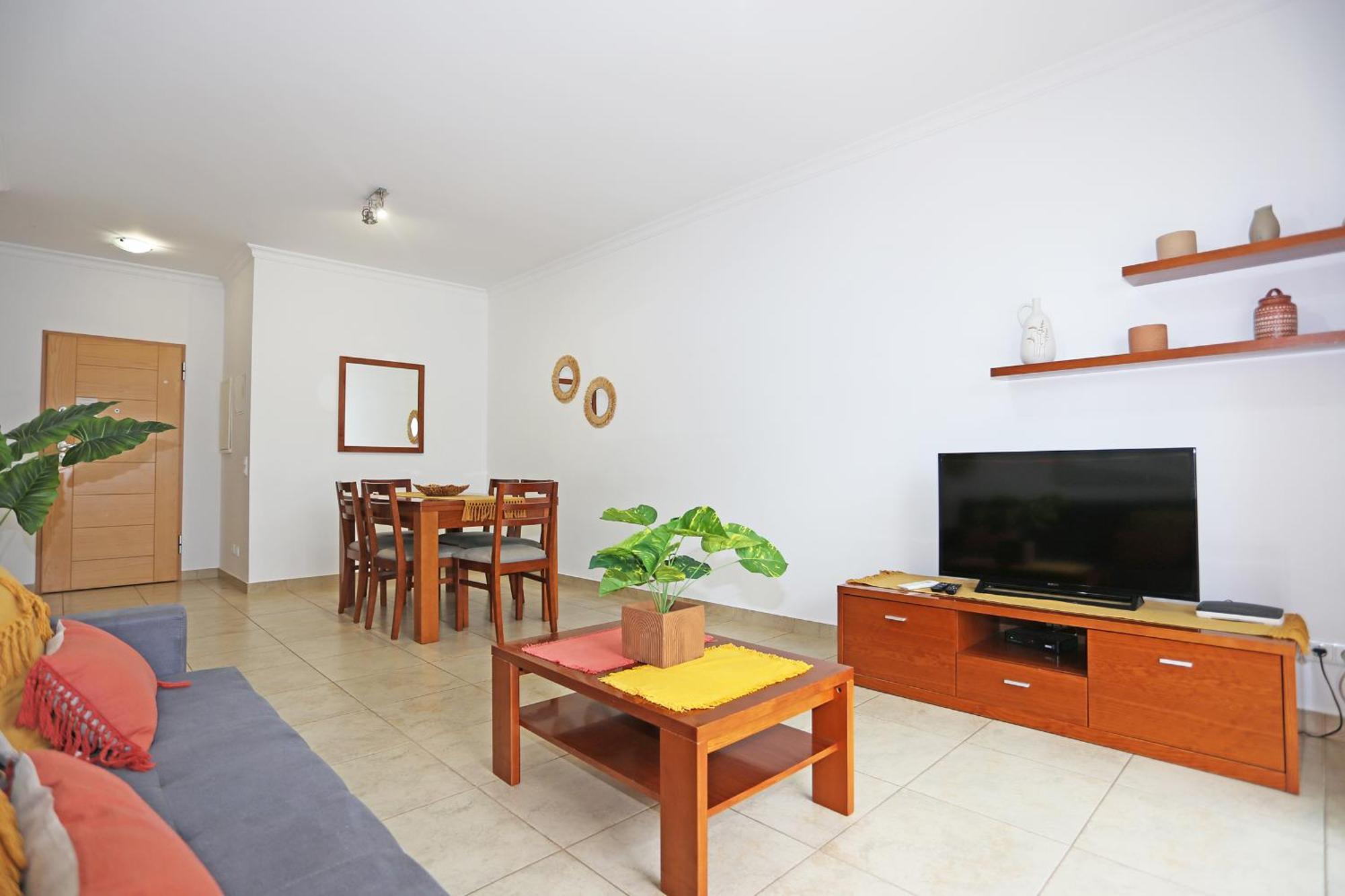 Apartment A04 - Large Modern 1 Bed With Pool