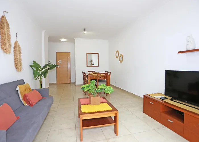 A04 - Large Modern 1 Bed Apartment With Pool