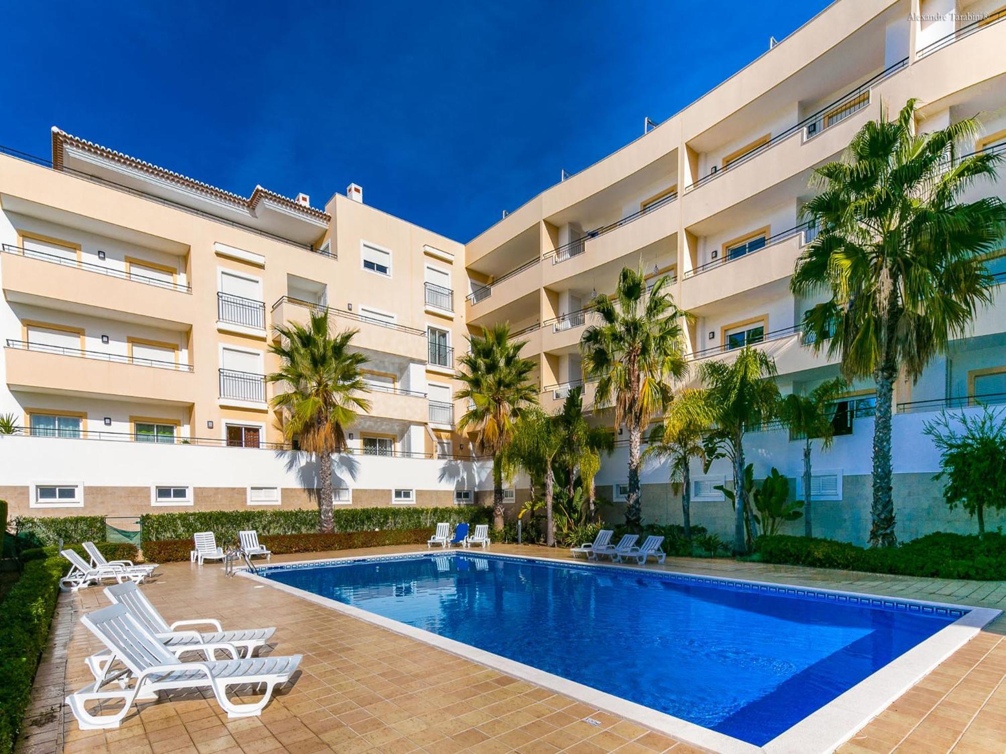 A04 - Large Modern 1 Bed With Pool *