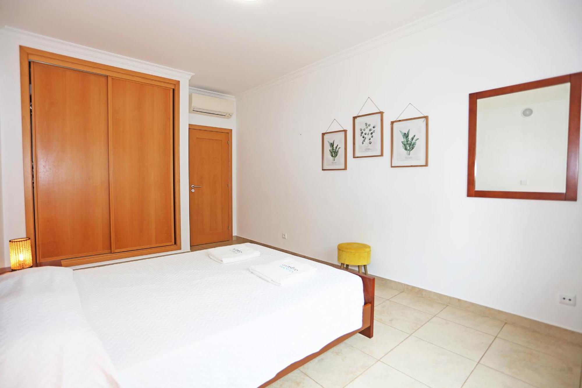 A04 - Large Modern 1 Bed With Pool Apartment